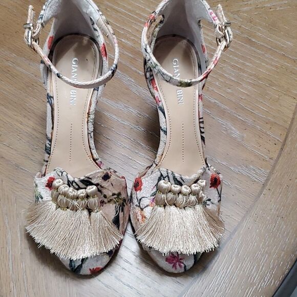 Gianni Bini Tan Huh heels, Floral pattern, Tan tassels, 4 inches, Size 6.5 - Picture 8 of 11